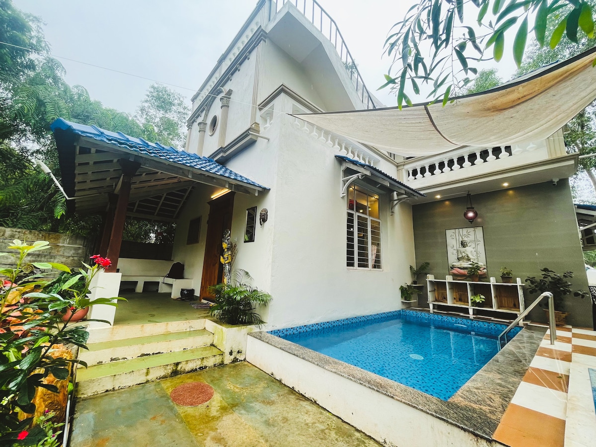 Serene Couple Stay With A Pool!