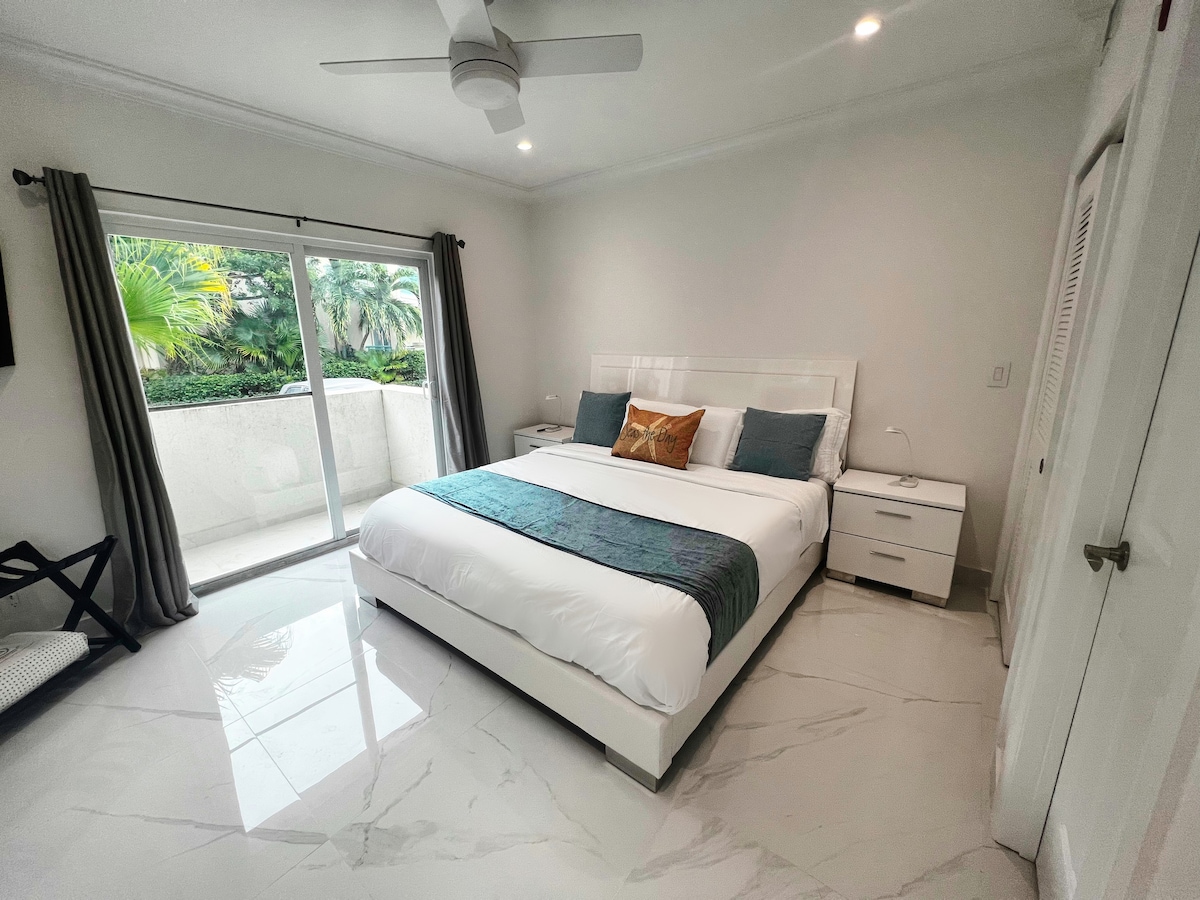 Large Luxury Modern 1 Bedroom condo in Leeward