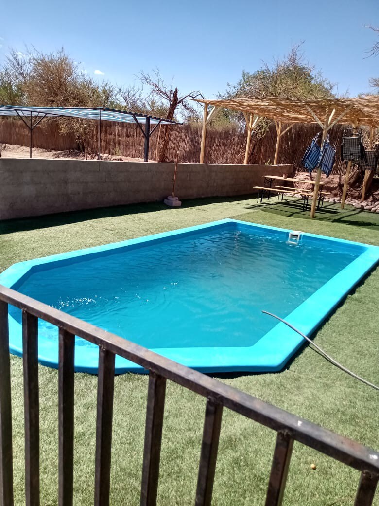 Habitación doble con baño privado y piscina