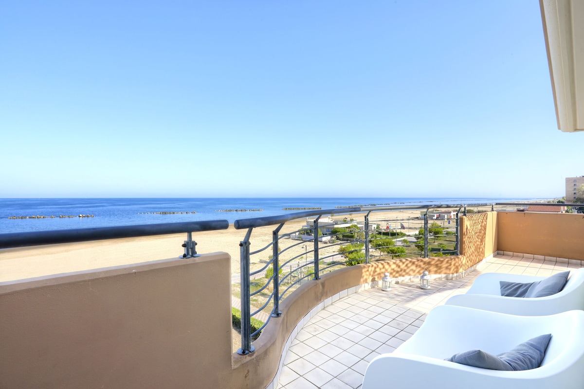 Beachfront Apartment with Terrace and views