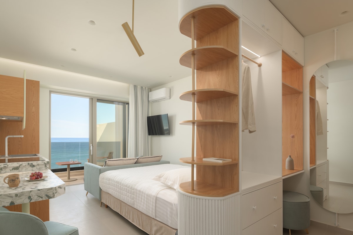 Levantes Seafront Suite Studio