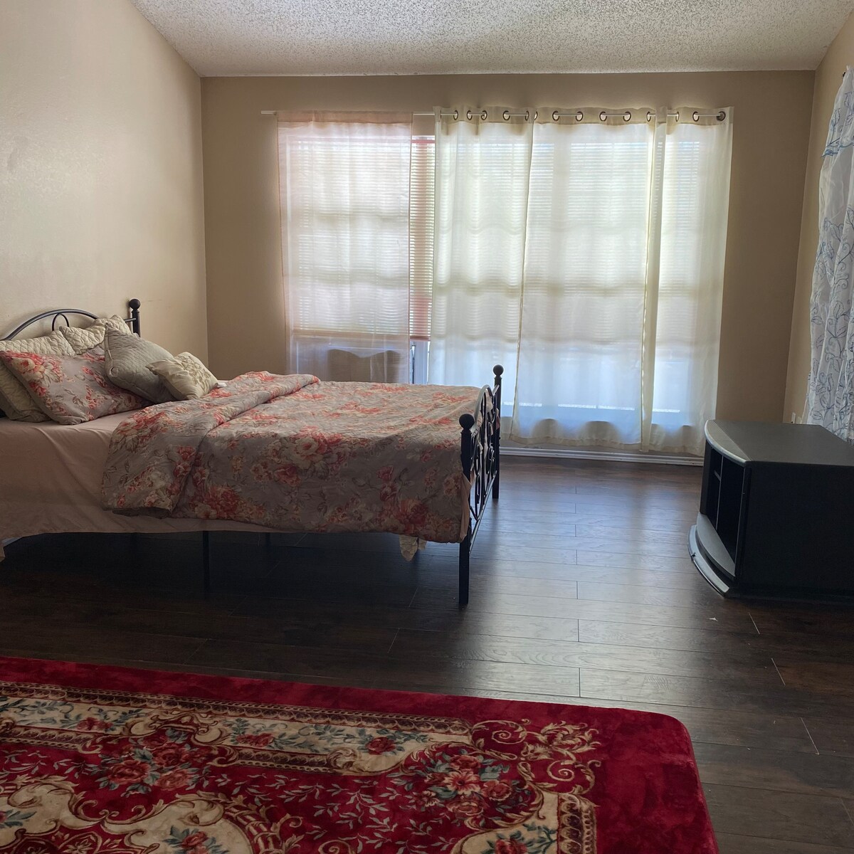 Rooms for rent $1200