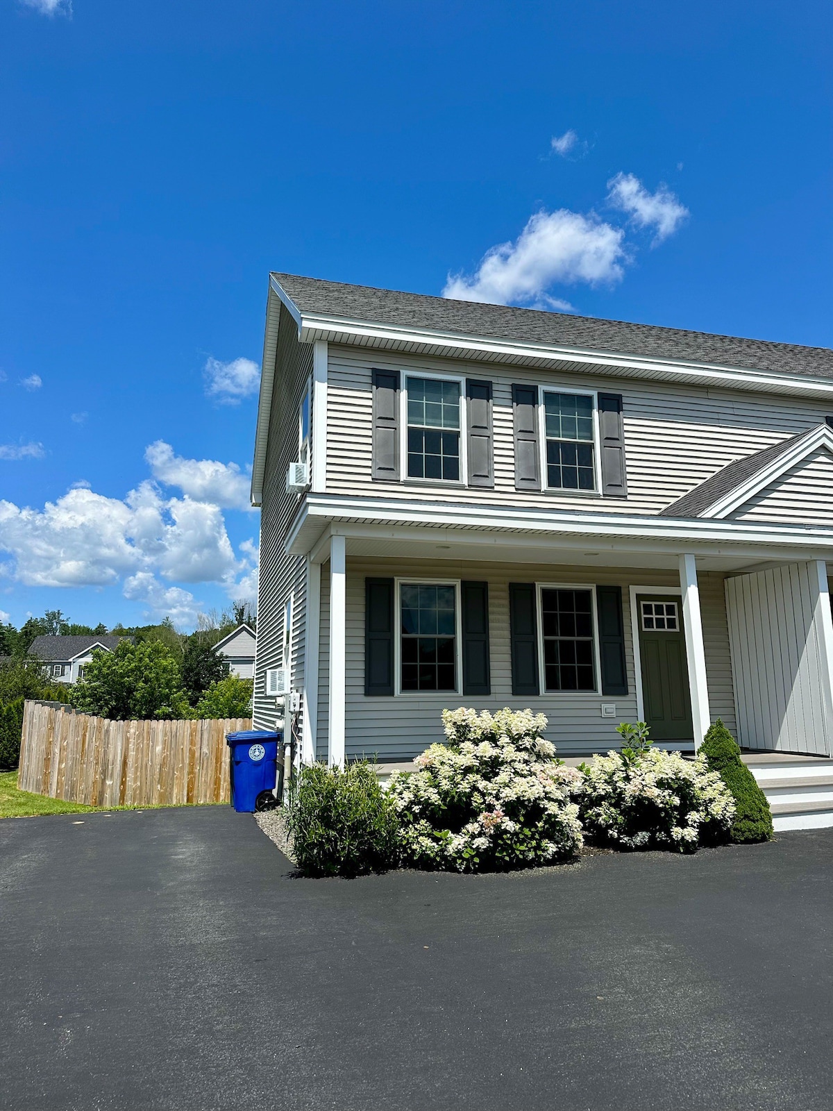 *NEW* Quiet Dreamy 2BR Townhouse - Close to it all