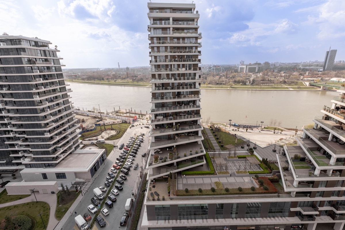 Huge 3 Bedroom Apartment With River View