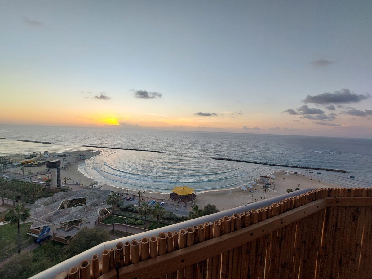 酒庄露台，配有巨大按摩浴缸的卧室，面朝海浪