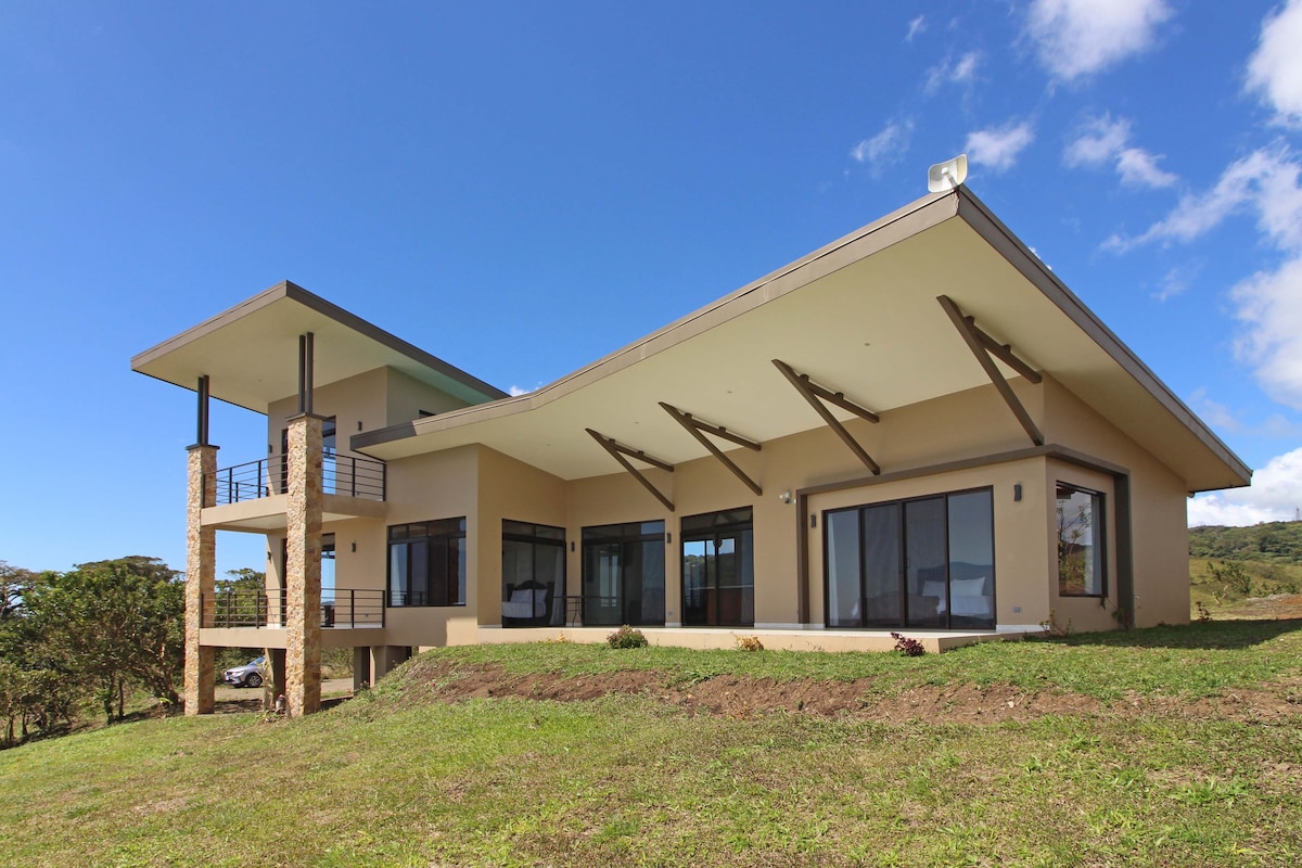 Volcano Lake View Home