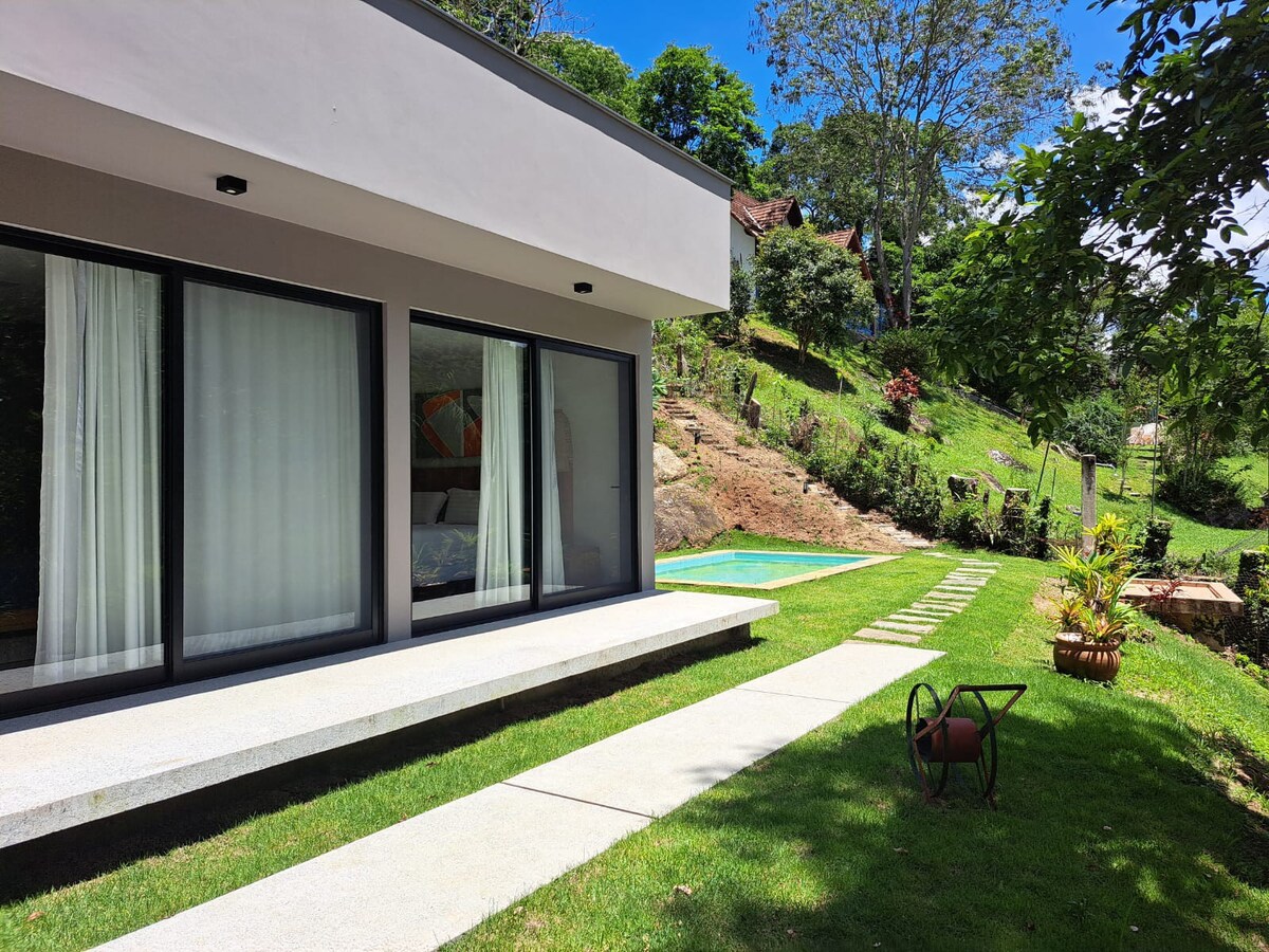 Casa moderna e decorada com piscina e serviço