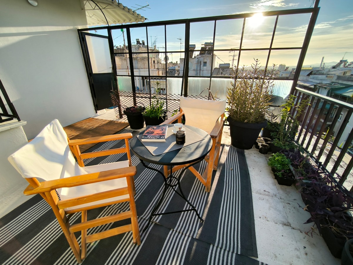 Cozy loft overlooking Athens