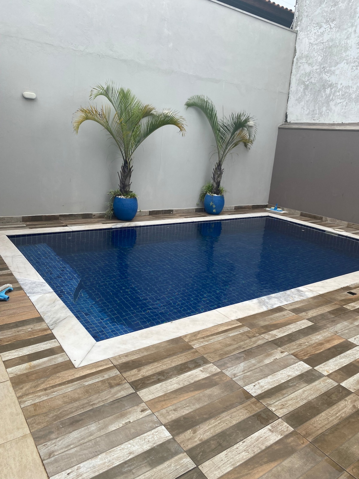 Casa piscina aquecida e ar condiciona em um quarto