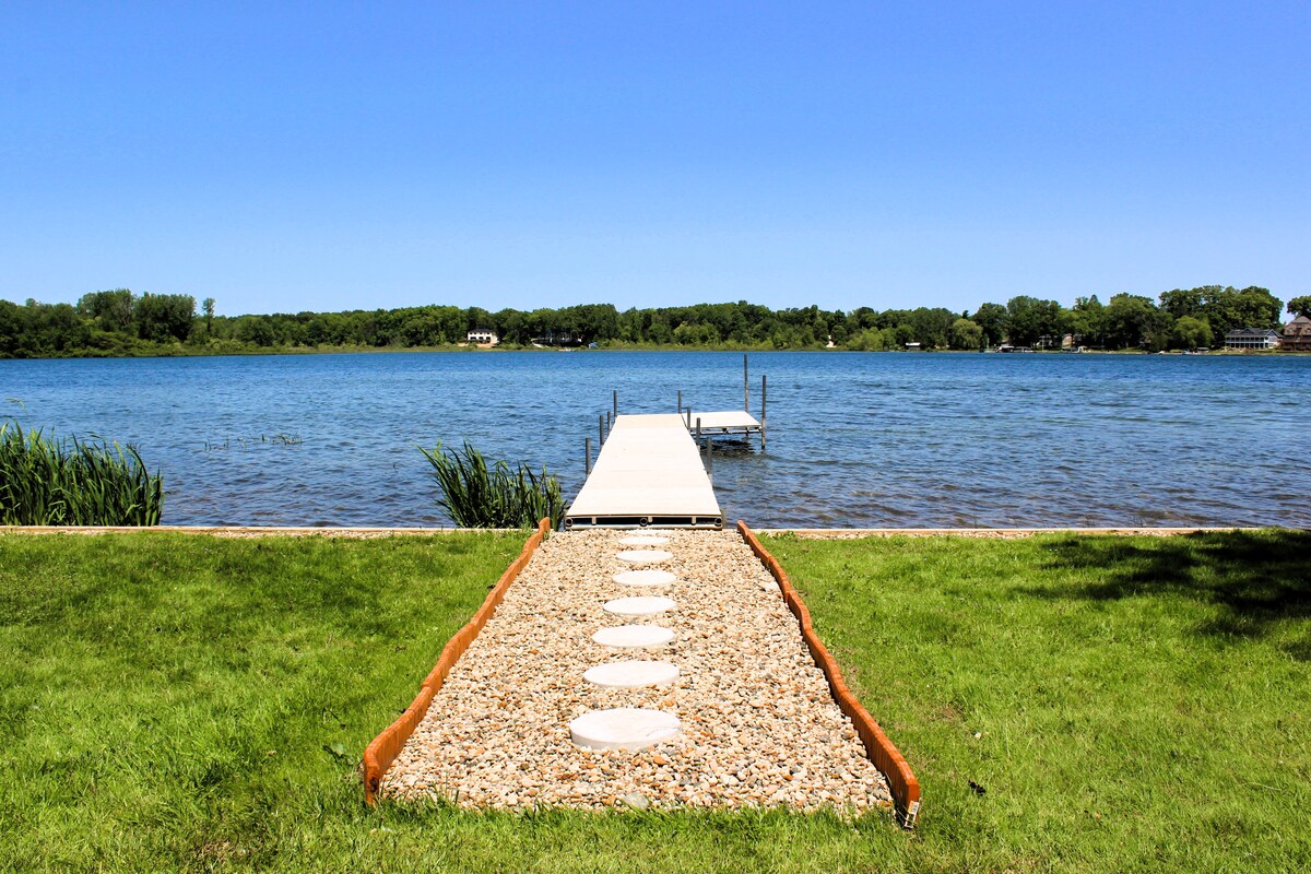 Peaceful Lakeside Get-A-Way on Pleasant Lake