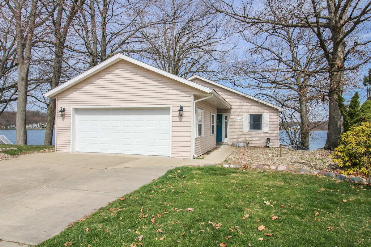 Peaceful Lakeside Get-A-Way on Pleasant Lake