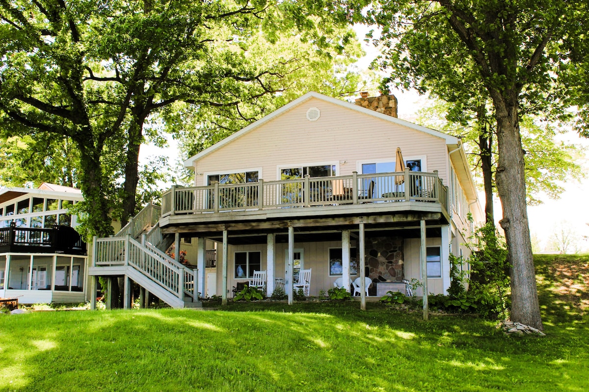 Peaceful Lakeside Get-A-Way on Pleasant Lake