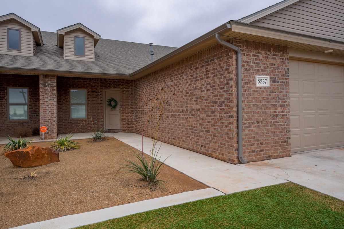 *Texas Tech*2 bedroom*King 
*Queen*Private Garage*