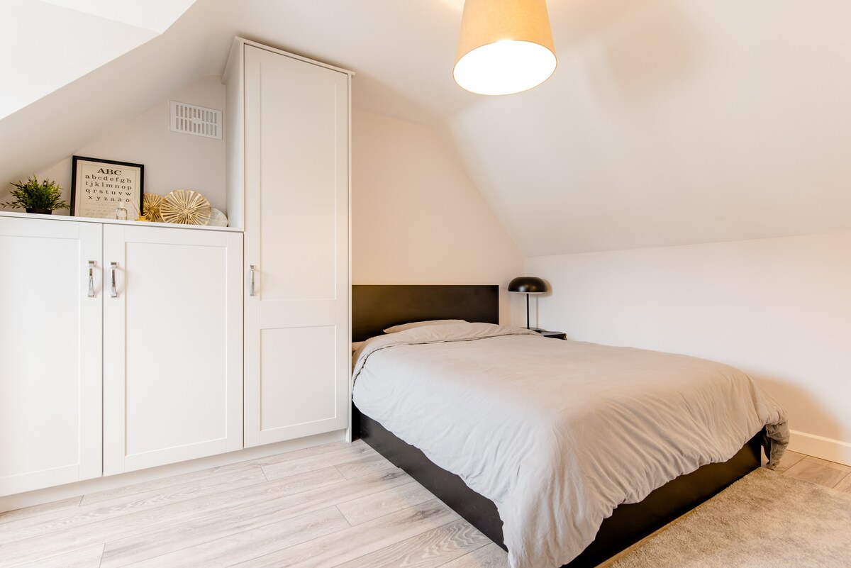 Private En-suite Bedroom with Free Parking