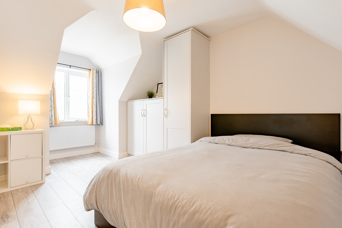 Private En-suite Bedroom with Free Parking