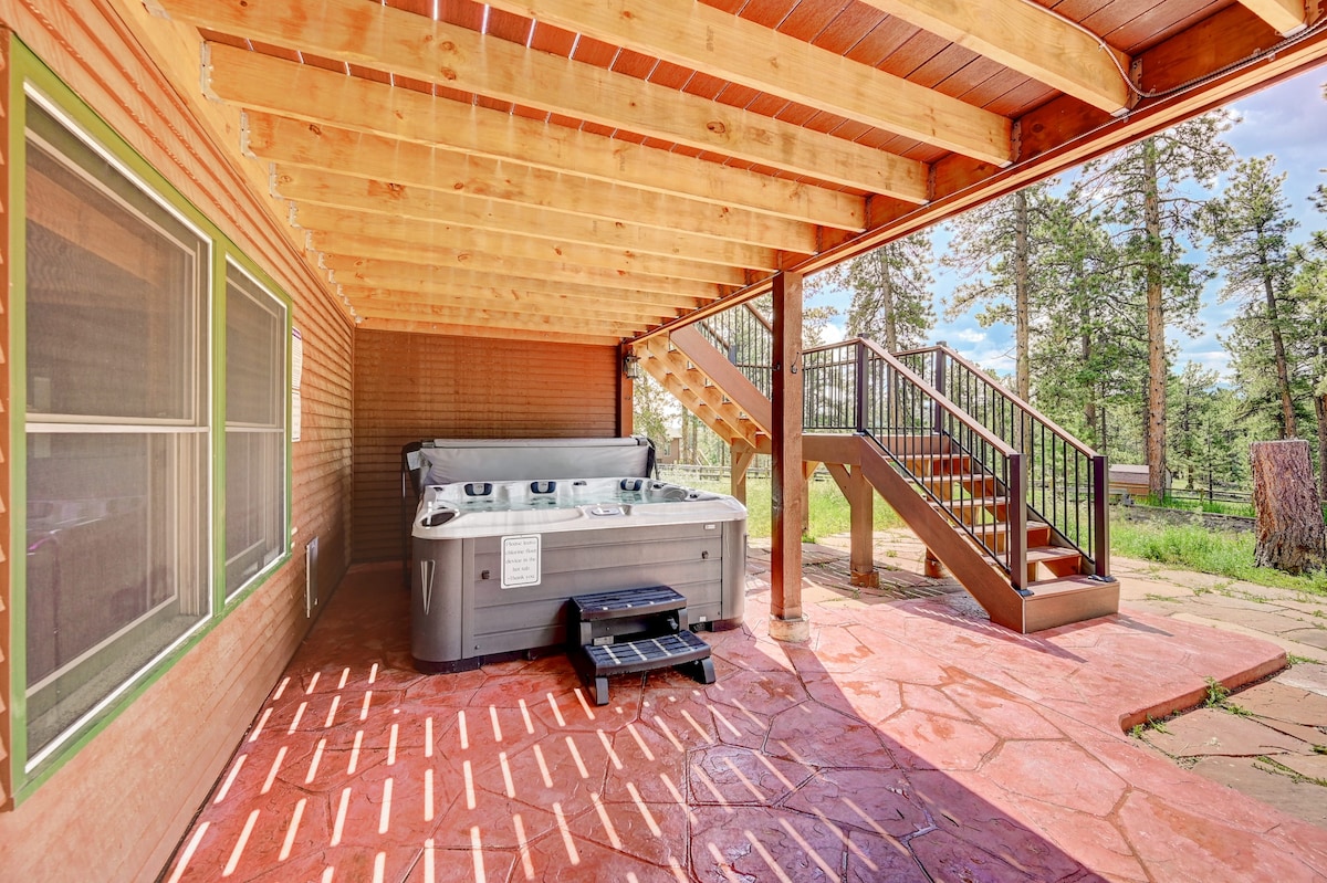 Pine covered LUX cabin, 3 living rooms, spacious.