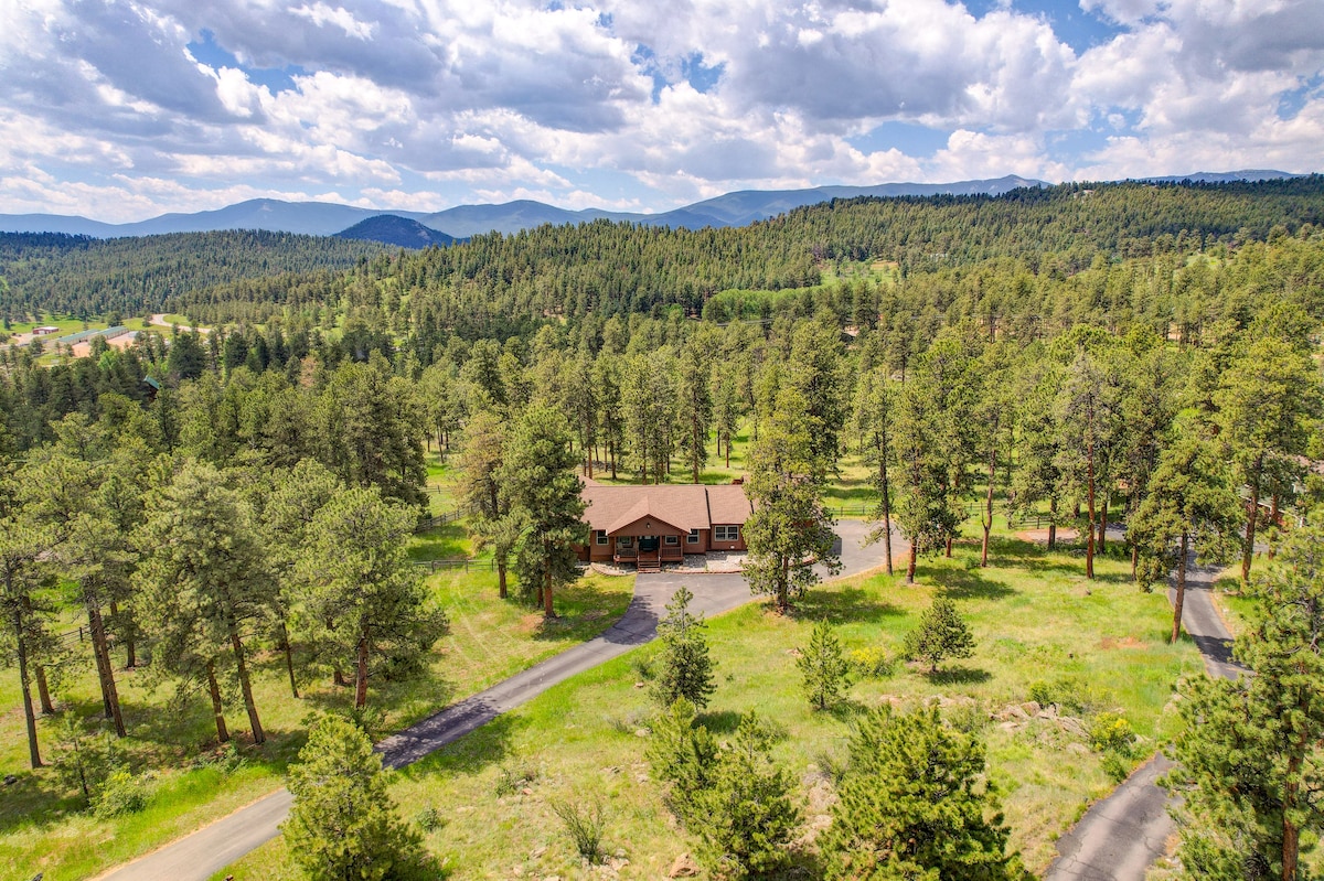 Pine covered LUX cabin, 3 living rooms, spacious.