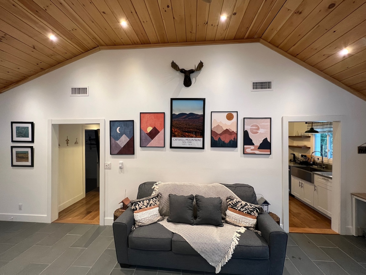 Stunning Mountain Views, Hot Tub, & Fireplace