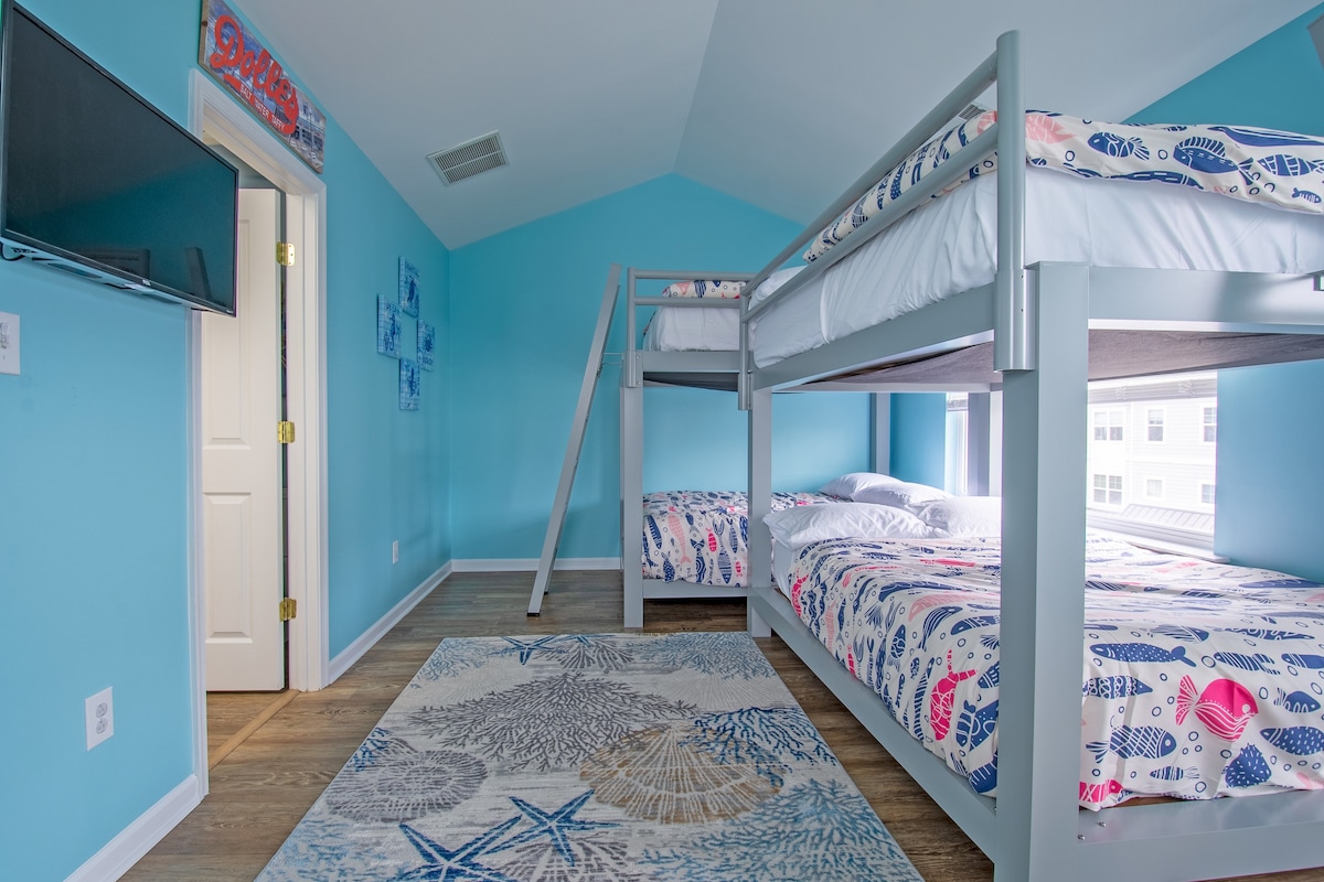 3BR 3.5BA Two King Beds & Adult Bunk Beds & Pool