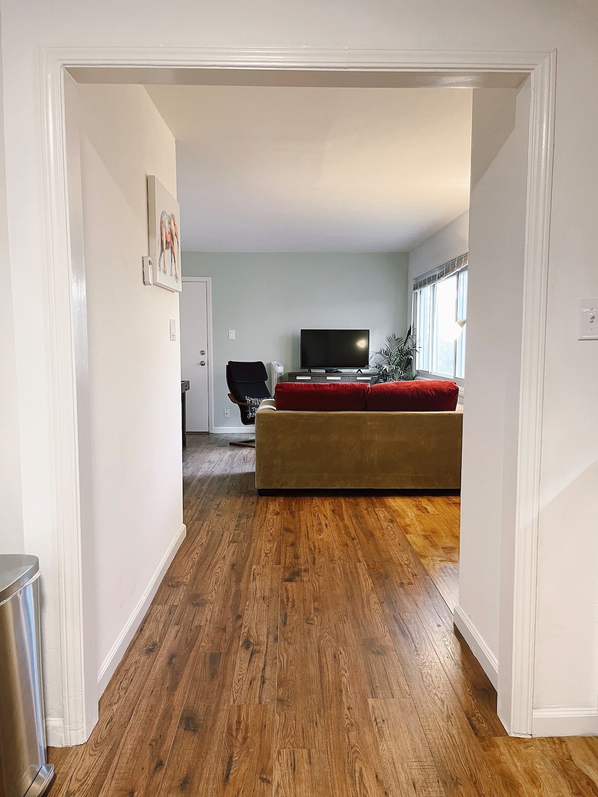 Cozy 2BR/1BA unit Free Parking! Walk to Train+Shop