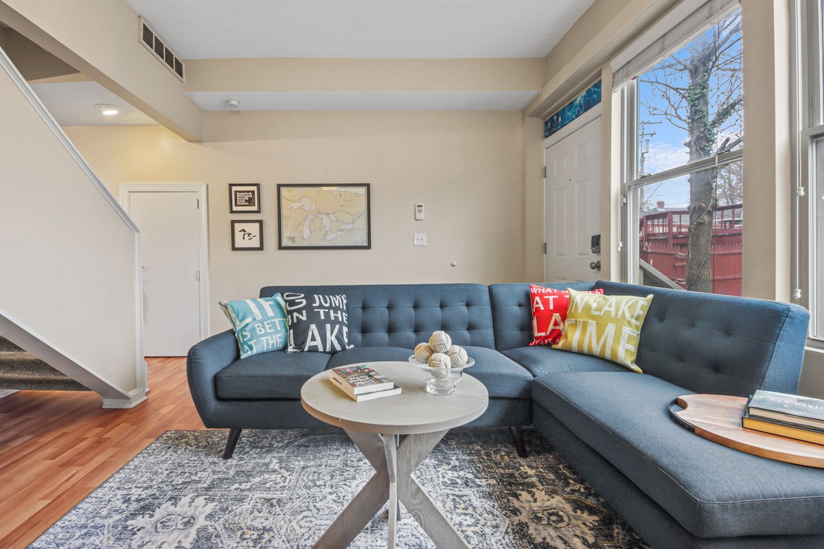 Charming and Bright 2BR Condo in Ohio City