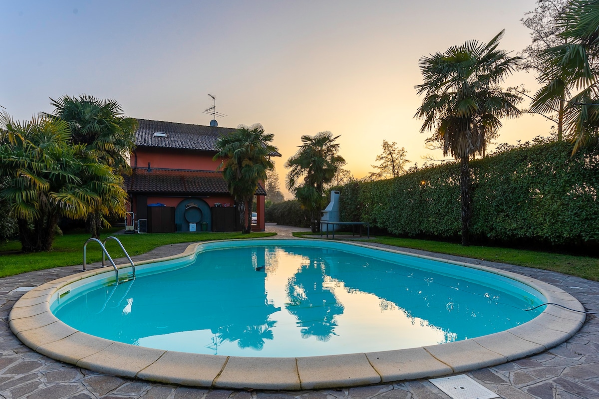 Villa con piscina nel verde di Milano