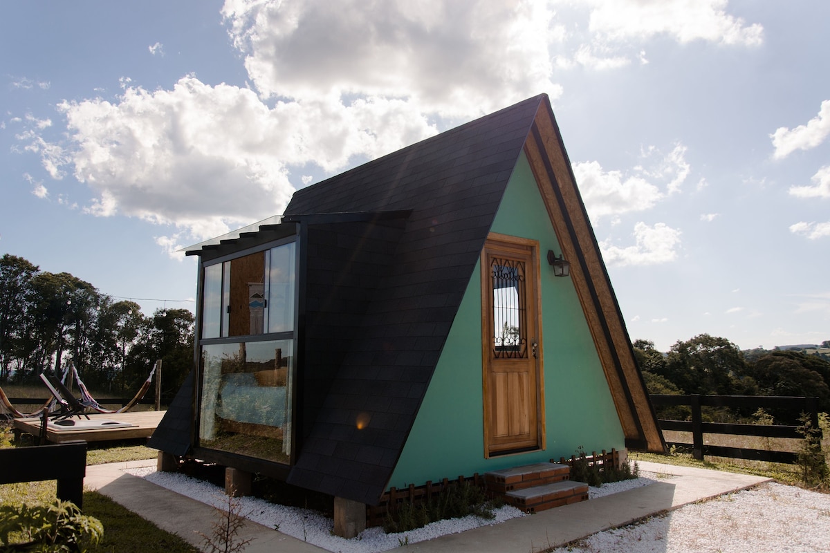 带热水浴缸和玻璃屋顶的Tiny House Sol