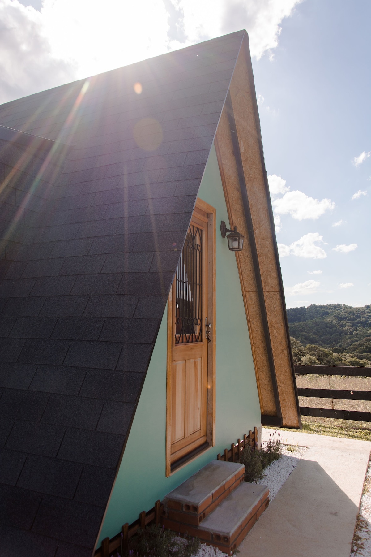 带热水浴缸和玻璃屋顶的Tiny House Sol