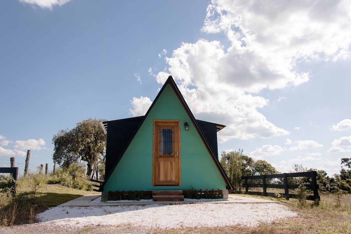 带热水浴缸和玻璃屋顶的Tiny House Sol