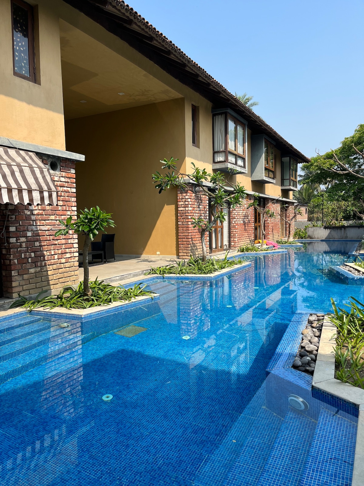 Raichak优雅的复式房屋，可欣赏泳池景观。