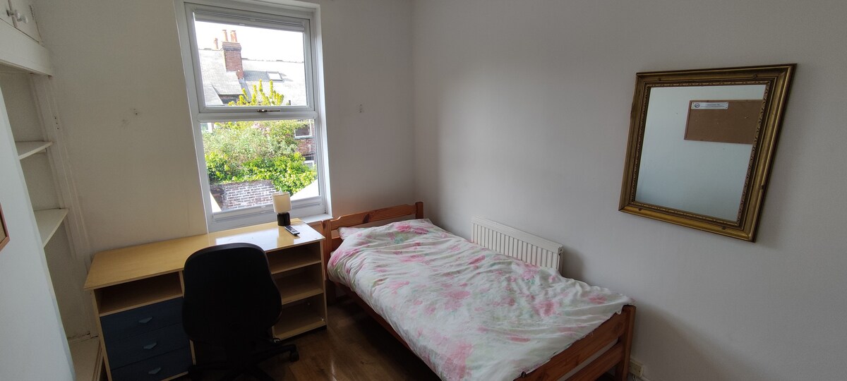 Cosy first floor single room for 1 guest in S11