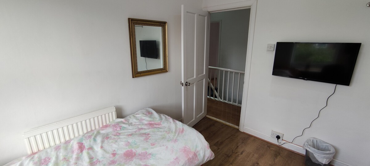 Cosy first floor single room for 1 guest in S11