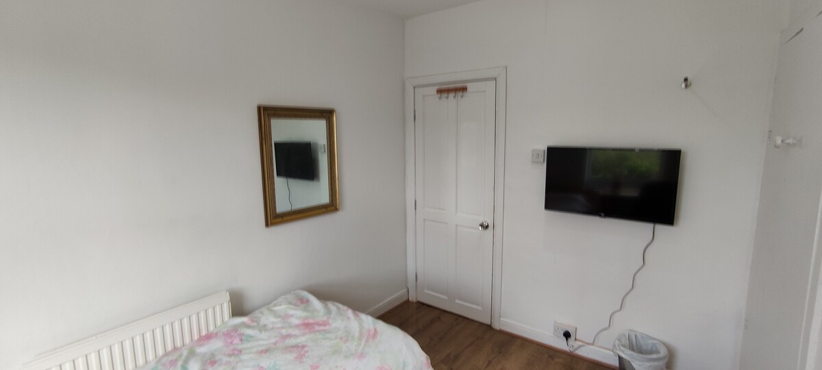 Cosy first floor single room for 1 guest in S11