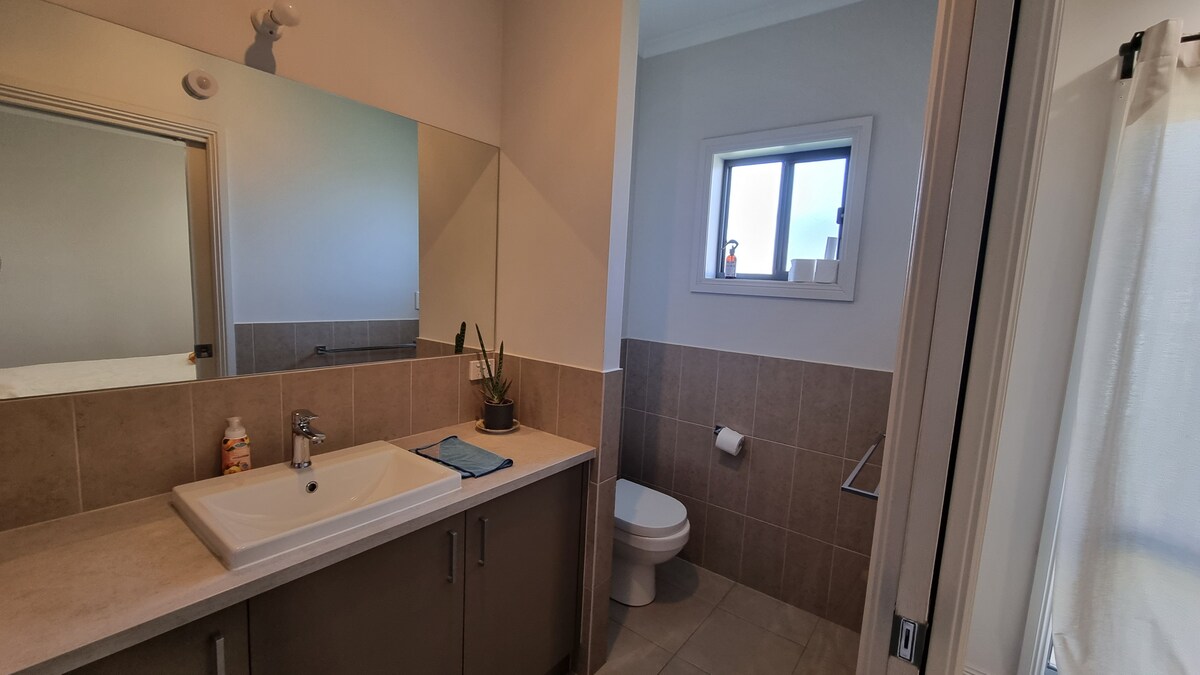 Elizabeth Park Modern Ensuite