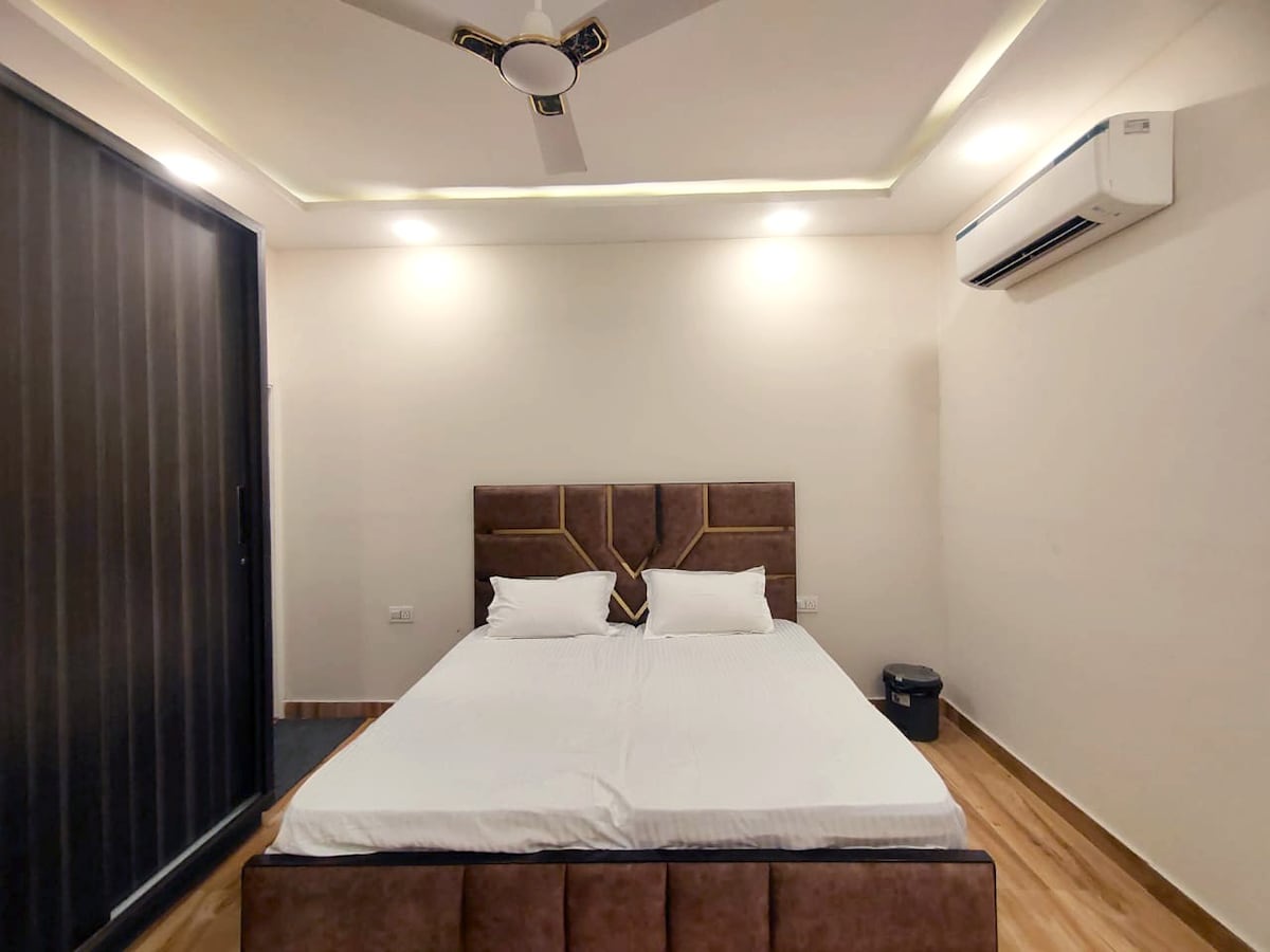 Cozy Rooms in Noida