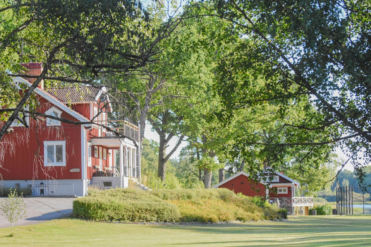 Villa vid sjön med tennisplan