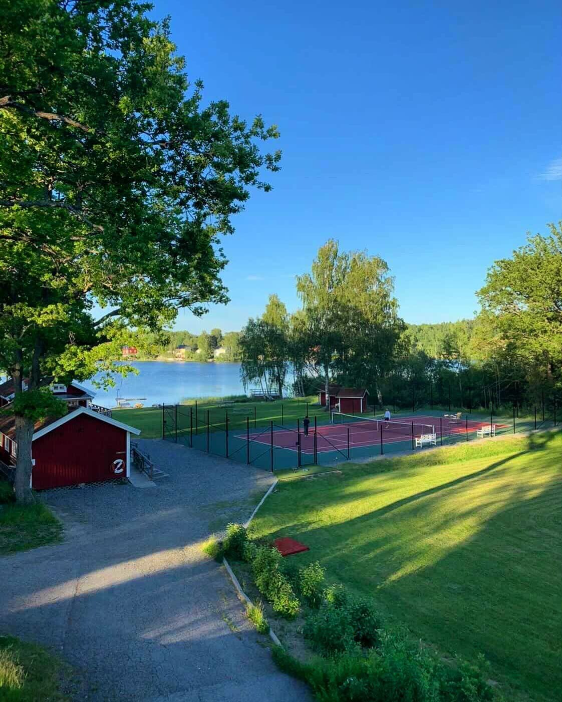 Villa vid sjön med tennisplan