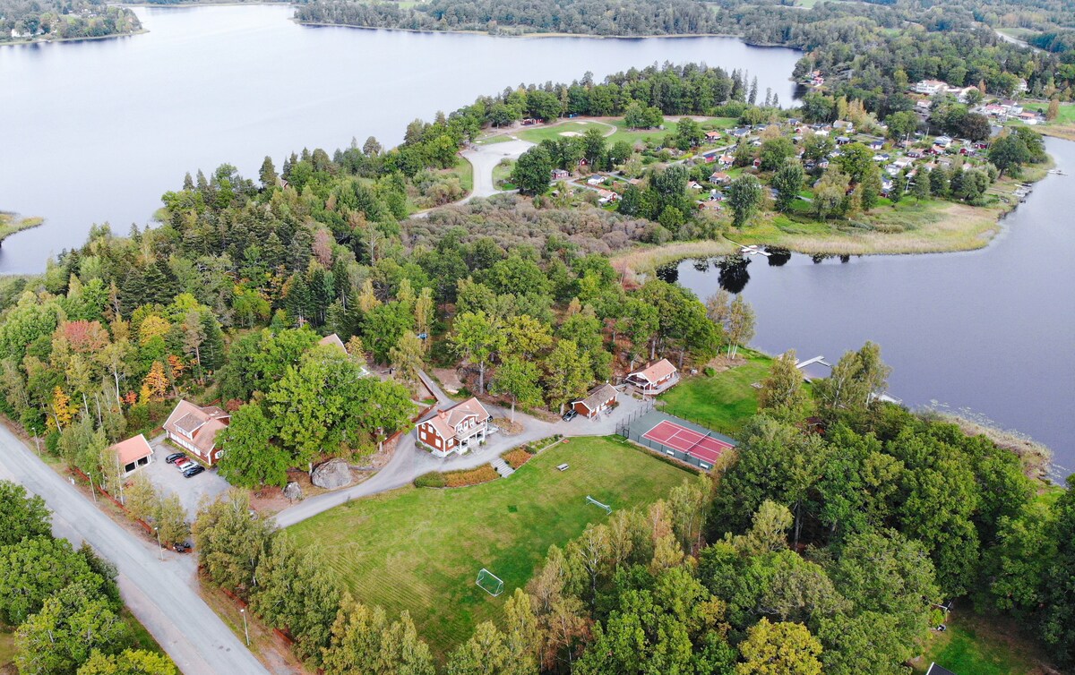 Villa vid sjön med tennisplan