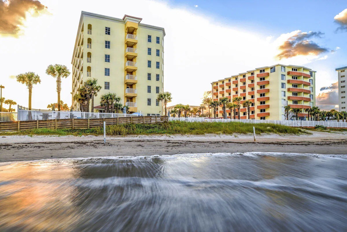 Seaside Serenity: Beach view Studio, Ormond