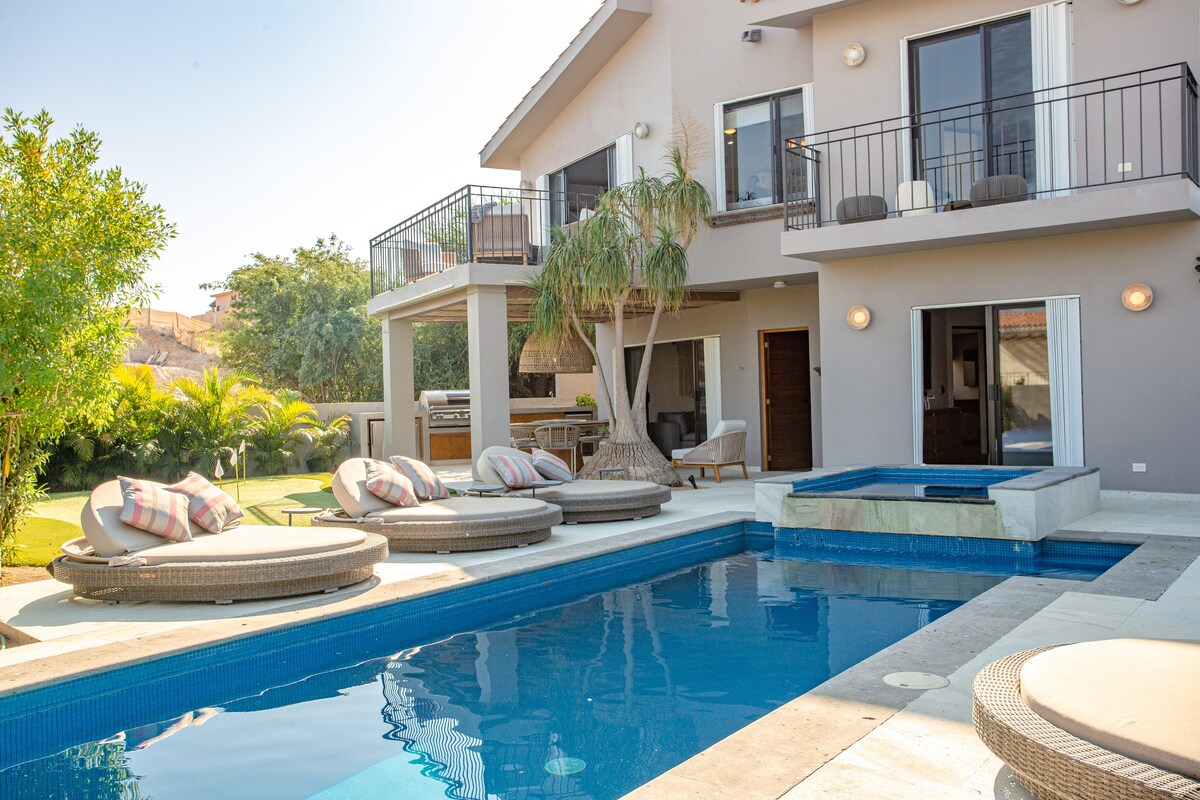 4 Bed Villa/ Pool / Jacuzzi / putting green