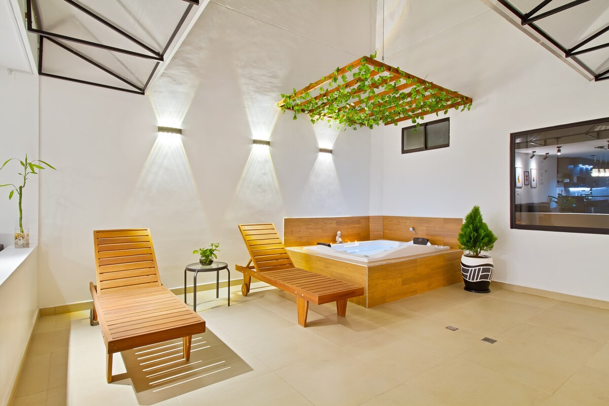 Gaia House （ Laureles ）按摩浴缸和5间客房+露台