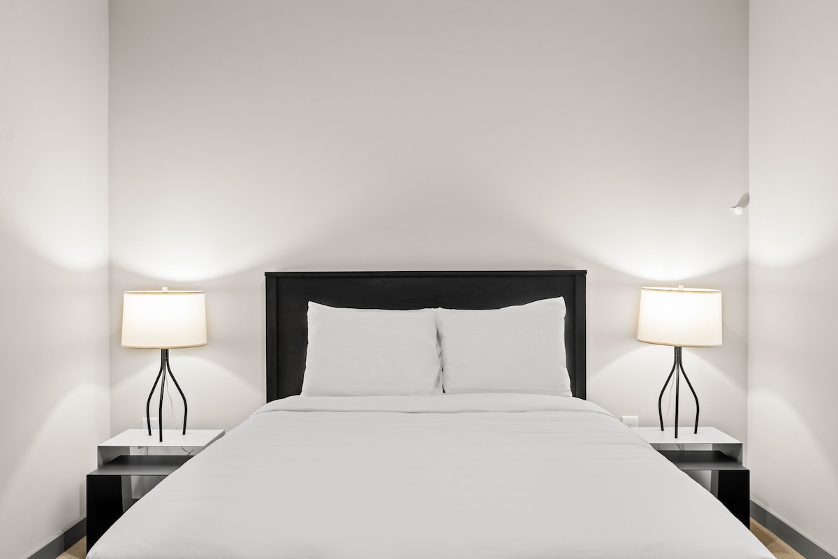 Premium 2 Bed Apt + Balcony | Placemakr | Columbia