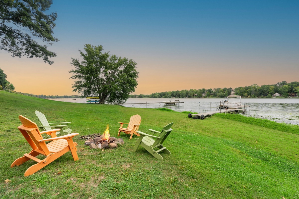 Lake, darts, patio, fireplace, play fort, & 2 TVs