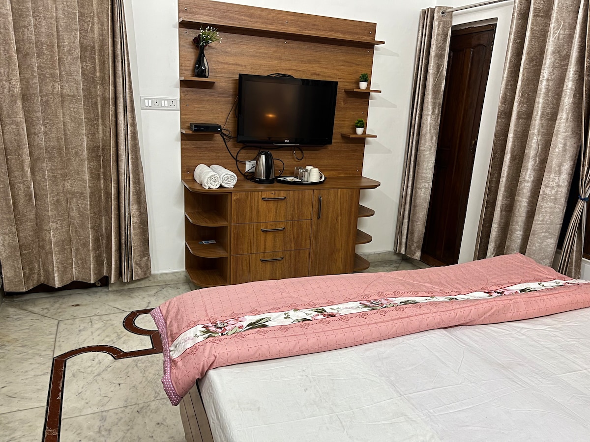 Peaceful Varanasi Retreat: Clean & Affordable