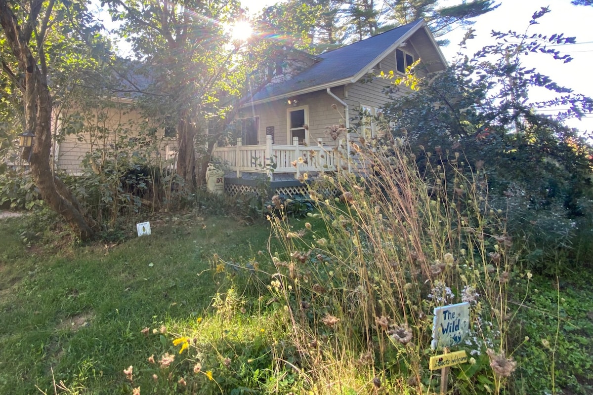 Sweet 2-story 1910 Bungalow near Portland, Beaches