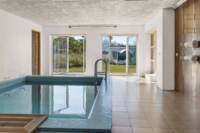 带室内泳池和按摩浴缸的大型海滩别墅