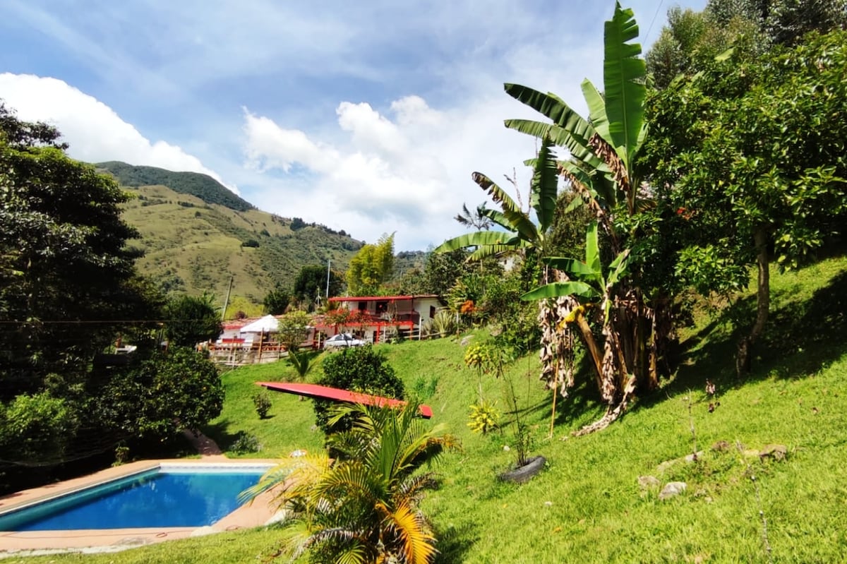 Casa rural en Girardota piscina y vista increíble.