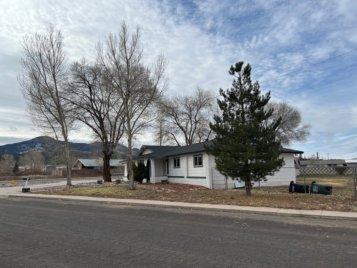 Across st from GC train station- hot Tub- firepit