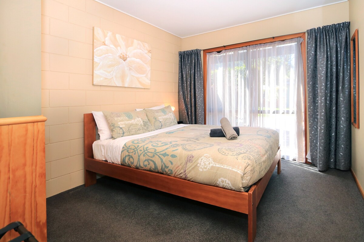 2 Bedroom Motel - 1 x Queen & 2 Single Beds