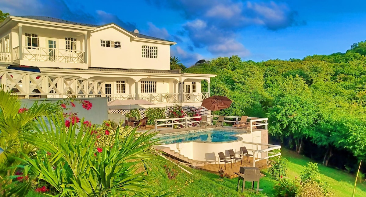 Spacious Villa! Pool, Ocean Views, 6 Mins to beach